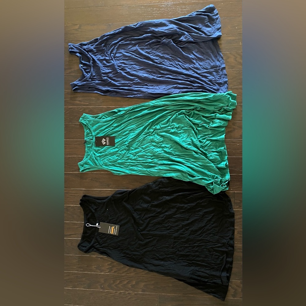 XS 3 dresses. 2 out of the 3 dresses have tags!